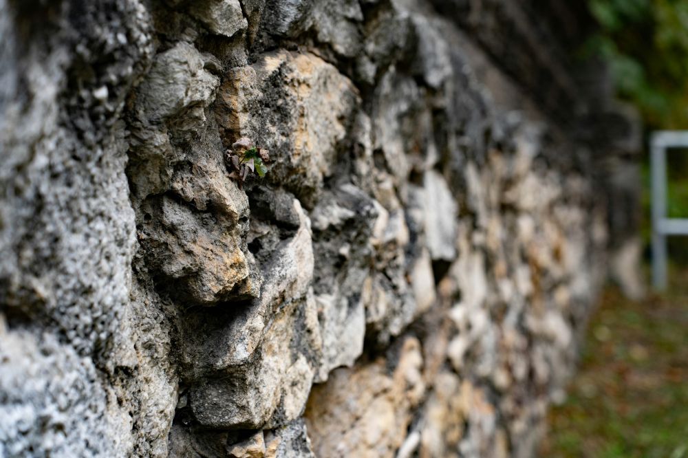 Hagemur i naturstein: En guide til terrengstøtte, sonering og materialvalg